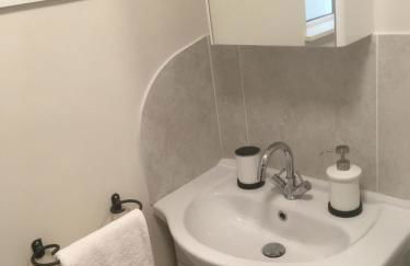 Cute self-contained guest room with ensuite and private decked porch in Glastonbury - Photo 12