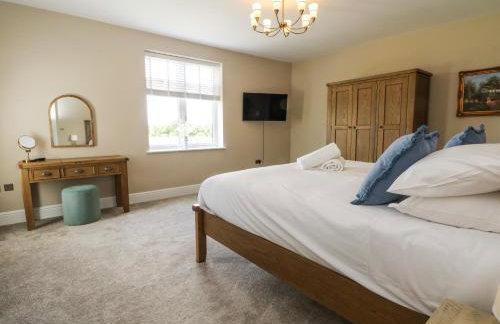 Meadow Manor And Spa - Photo 40