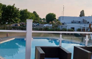 Family breaks at Rockley Park with Prosecco and a box of chocolates on arrival - Photo 17