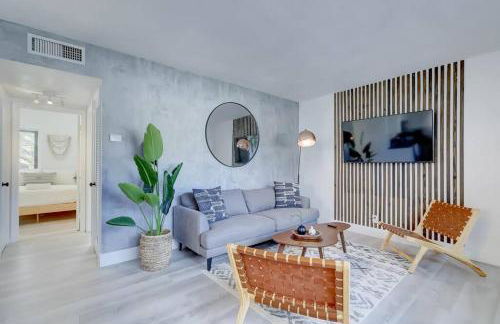 Chic Retreat: 2BR Apartment! - Foto 2