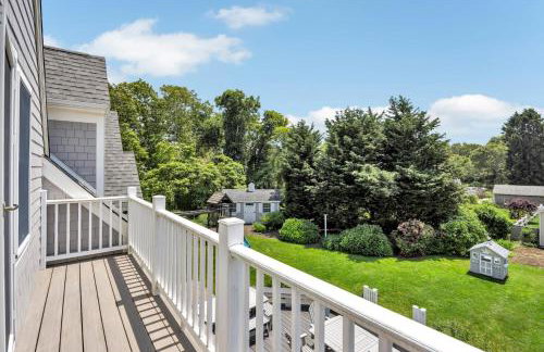 Stay 1 Block from Ocean at 7-Bed Retreat with Yard, Deck and Game Room, Host Up to 22 Across 16 Beds, Gas Fireplace, Gas Grill, Ample Parking, Walk to Menauhant Beach, Perfect for Family Getaway, 24 Hr Hospitality - Foto 33