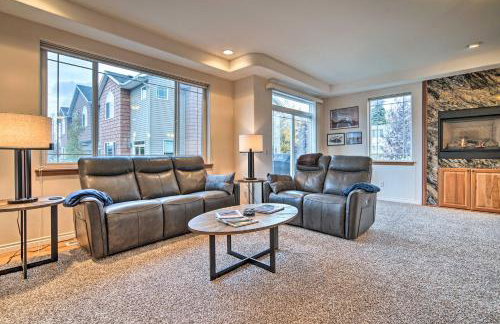 Sleek Escape with Balcony Less Than 1 Mi to 5th Avenue! - Photo 2