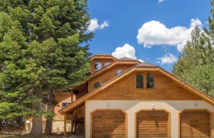 Black Bear by Avantstay Spacious Viking Lodge in Tahoe Donner w/ Game Room & Hot Tub! - Photo 4