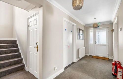 Stylish 5-Bedroom House, Accommodates 10, Fast Wi-Fi & Private Garden - Foto 26