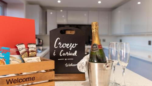 Caer Fedwen Barns Cariad Spacious self catering 3 bed Group Getaway Luxury Cottage with Private Hot Tub - Foto 2