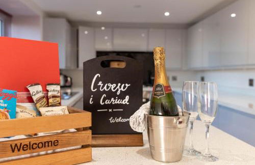 Caer Fedwen Barns Cariad Spacious self catering 3 bed Group Getaway Luxury Cottage with Private Hot Tub - Foto 2