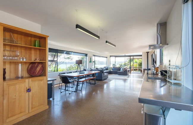 Wharetana Bay Villa with beach walkway - Foto 7