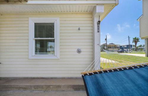 Stylish Home with game room, deck, and canal access - Foto 34