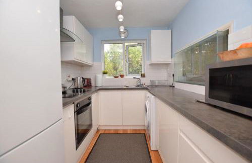 2 Bedroom Ap Close to Woking town with Free Parking - Photo 11