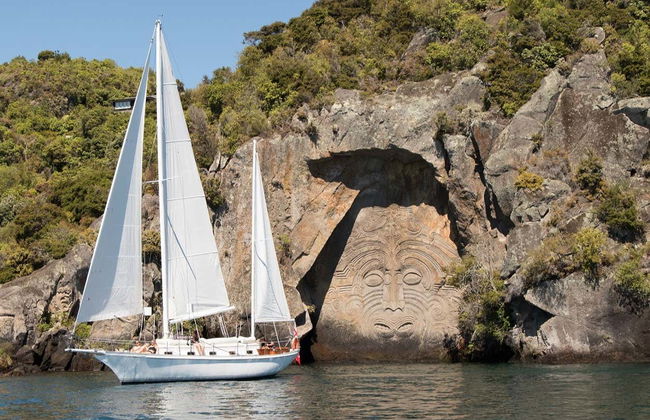 Māori Rock Carvings Sailing Tour - Photo 3