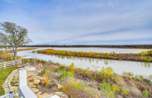 Luxury Lakefront Retreat with Dock in Runaway Bay - Foto 34