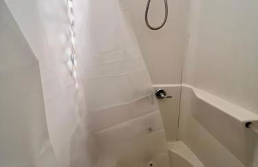 PRIVATE ROOM IN SHARED 3 BED - 1 BATH home - Foto 5