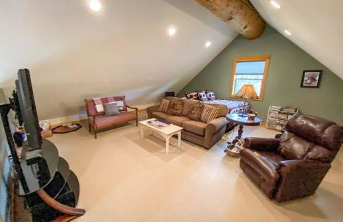 Secluded Log Cabin with Views & Hot Tub, Foosball, Wood Stove - Heavenly Homestead - Foto 24