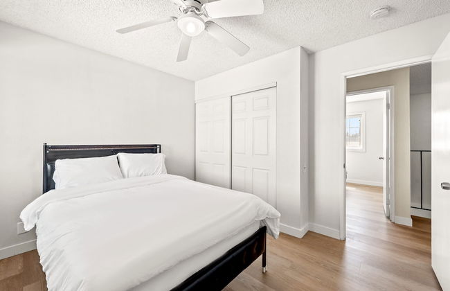 Spacious Family Retreat w Garden Modern Comfort - Photo 41