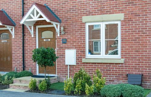 Stylish Innsworth home with garden & parking - Photo 17