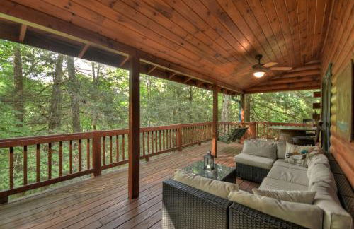 K6 Lodge Gather around the firepit soak in the hot tub and splash in the creek - Foto 39