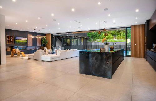 Luxury 6BR Beverly Hills Villa with Pool and Views - Photo 64