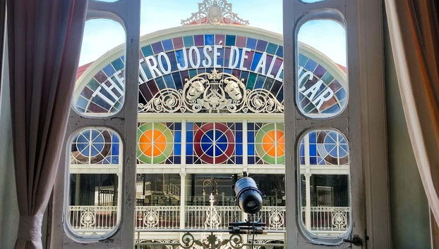 Fachada colorida do teatro