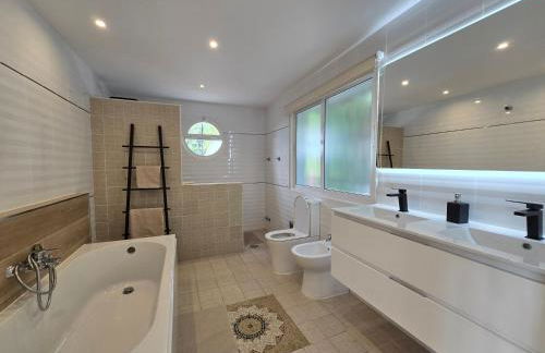 Large Family Villa 500m From Beach with Stunning Views - Photo 20