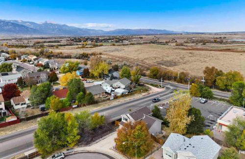 4BR w Fireplace Backyard BBQ near Peterson AFB - Foto 44