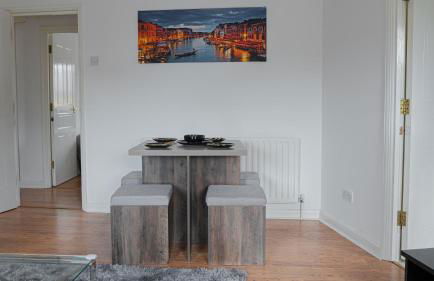 Stylish Waterfront Apartment - Photo 3