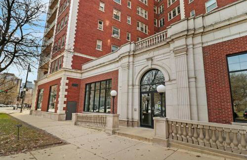 Sleek 1-Bedroom Apt in Chicago - East Park Tower 0610 rep - Photo 12