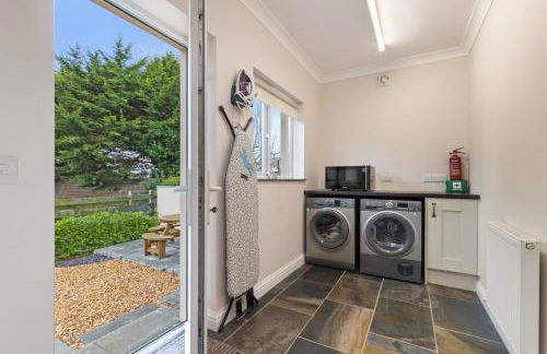 Maynor - Large Luxury House, Log Burner, Central Location - Photo 33