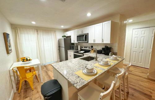 *NEW* Gorgeous Sunshine - 2BD/1BA - Private Fenced Backyard! - Photo 15