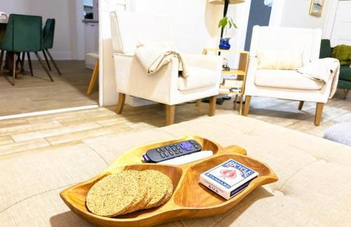 4BR Boutique Coastal Home, Walk to Beach and The Strand, Sleeps 10 - Foto 33