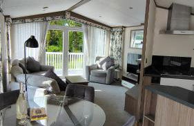 Family breaks at Rockley Park with Prosecco and a box of chocolates on arrival - Photo 2