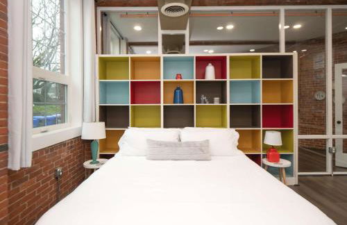 Jennifer's Historic Loft Glass Bedroom - Foto 12