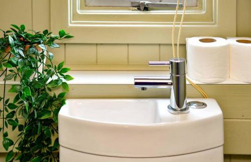 Stylish 3 Bed Home with Parking! - Photo 28