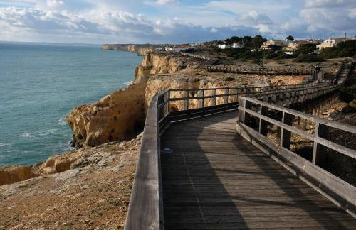 Peaceful & Spacious Apt with Parking & Queen Bed - Foto 22