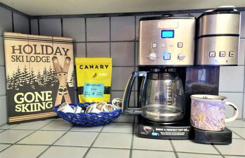 Four Seasons Getaway-Private Hot Spa with Pine Tree Views-Walk to Village and Pineknot Trailhead-Plus King Bed! - Photo 18