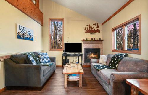 Hot tub, fireplace, fire pit, pool table, grill, EV, pets, HOA lake - Photo 29