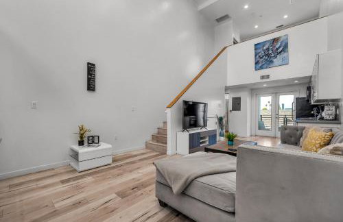 Spacious One-Bedroom Loft With Dining Area & Gated Parking - Foto 1