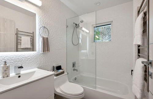 Luxury Modern Waterfront House in BEST Location! King Bed Suite & Close to Beach - Photo 25