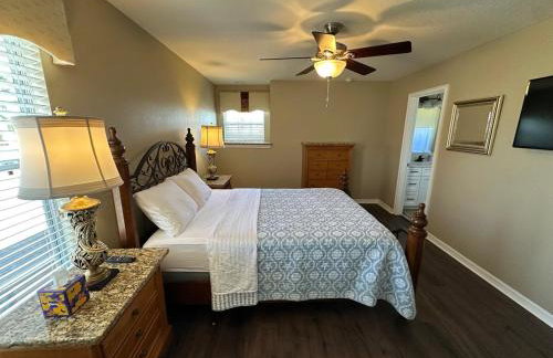 An Incredible Vacation Home with Saltwater Pool! - Foto 37