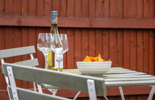 Beautiful Orpington Home w Pool Table and Driveway - Photo 20