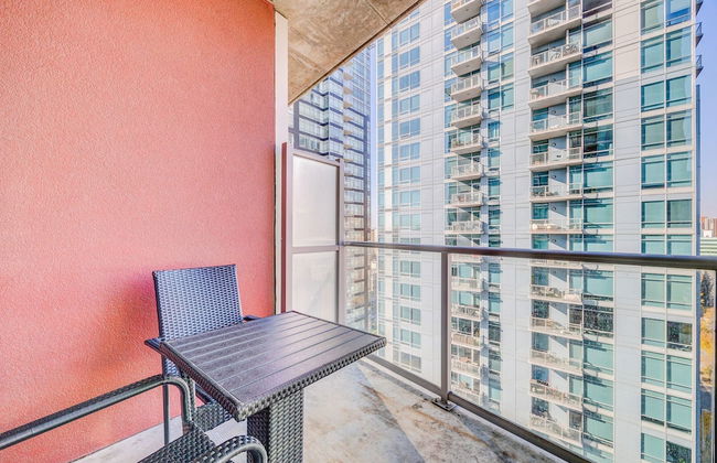 Luxury 2BR Condo - Downtown City Views - Photo 7
