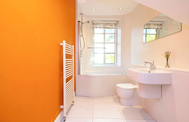 Delightful 3-bed Flat with Parking - Foto 42