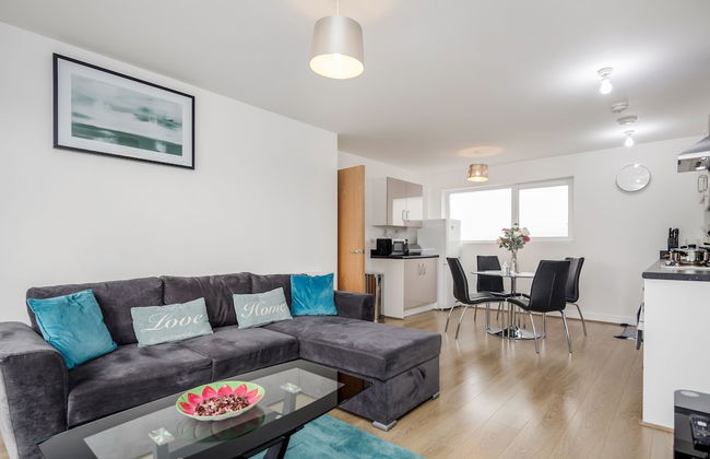 Impeccable 2-bed Apartment in Romford - Photo 13