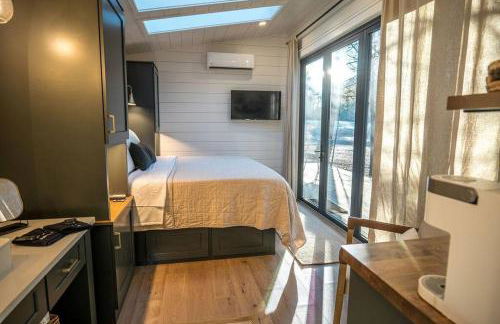 Luxury tiny house with hot tub and private deck! - Foto 10