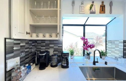 New Charming Spacious Disneyland Pool Home - Photo 34