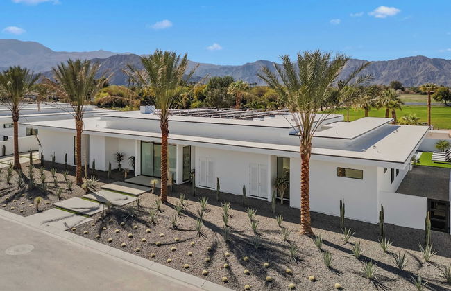 Fine Luxe Retreat w/ Pool & Hot Tub Bravo Villa #15 by Avantstay - Photo 43