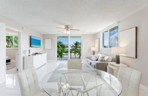 Across from Beach | Balcony • Pool • Parking • 2BR - Foto 12