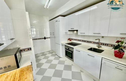 Seafront Townhouse with Stunning Mediterranean Views, community pool - Foto 13