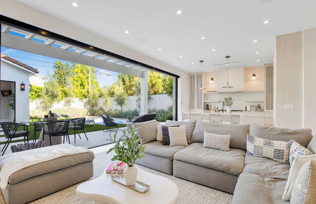 Villa Camellia - Charming 5 BR Home in the Heart of Studio City - Photo 30