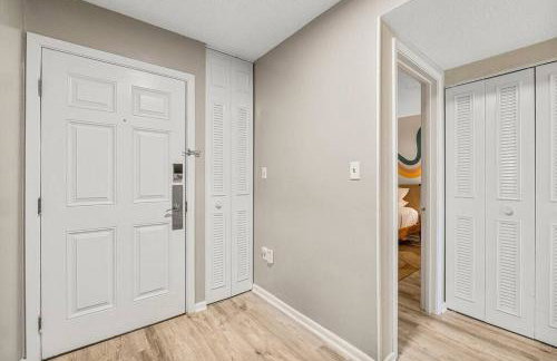 Fun cozy beach retreat! Steps to beach, heated pool & pickleball - Foto 15