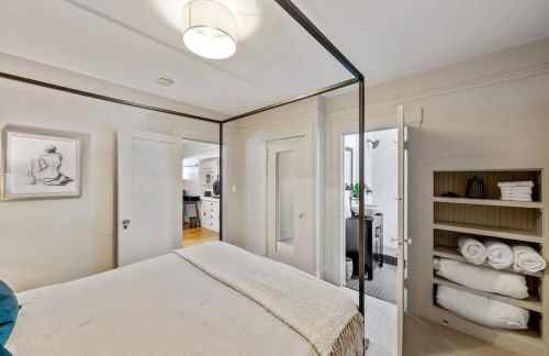 Refined and Roomy 1BD House with Laundry - Foto 18